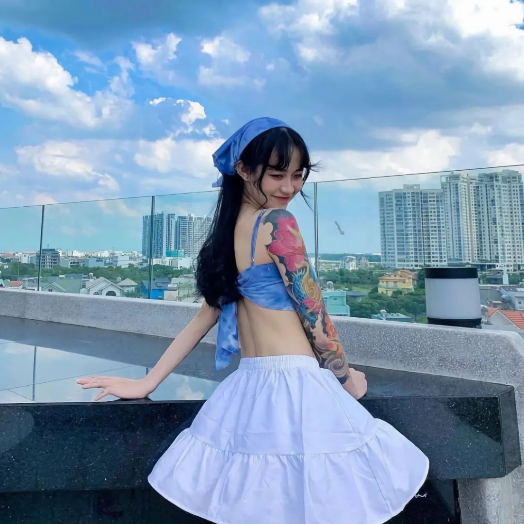 顽皮豹在树林里